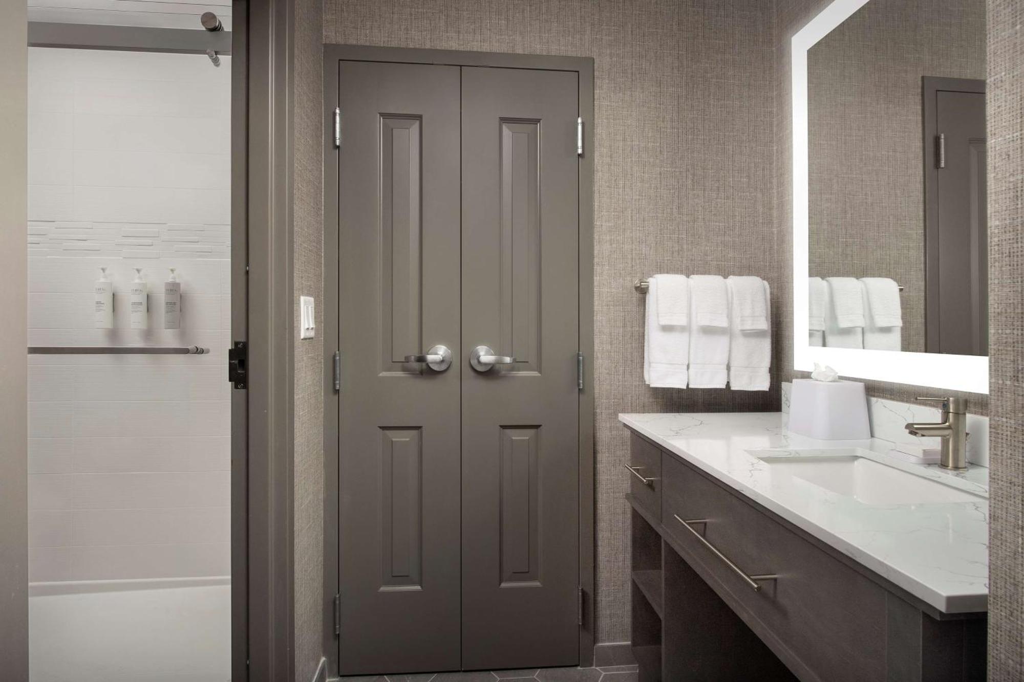 Hotel Homewood By Hilton Airport